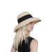 Pamela de paja plegable de ala ancha para mujer, elegante y funcional para protección solar en verano.